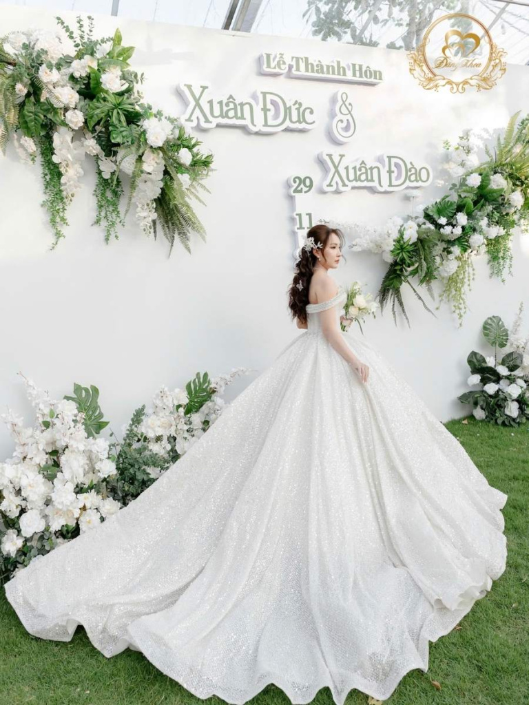 Hình ảnh cô dâu nổi bật với chiếc váy cưới tùng xòe đính kết cầu kỳ