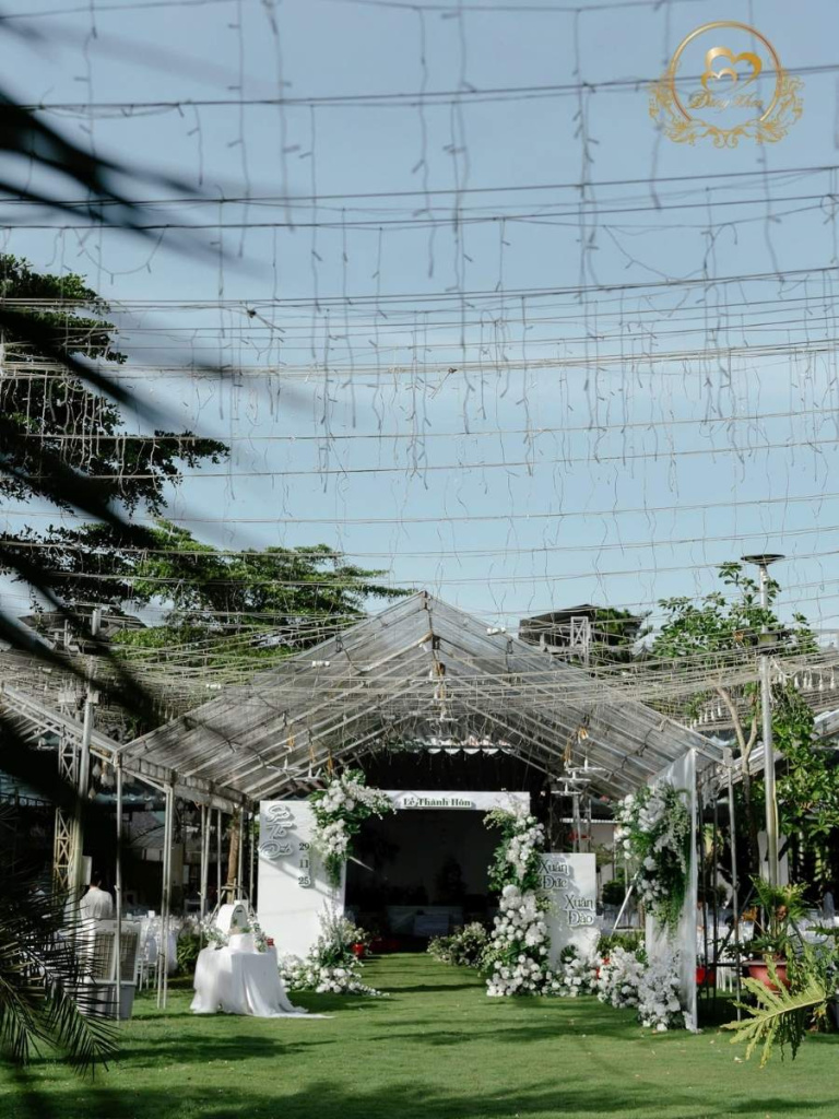 Rạp cưới trong suốt lung linh với hệ thống đèn thả trần
