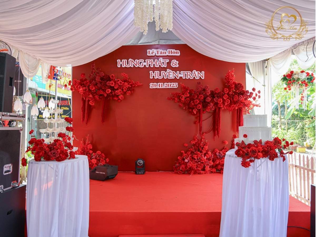 cuoi-hoi-dang-khoa-san-khau-tone-red-luxury