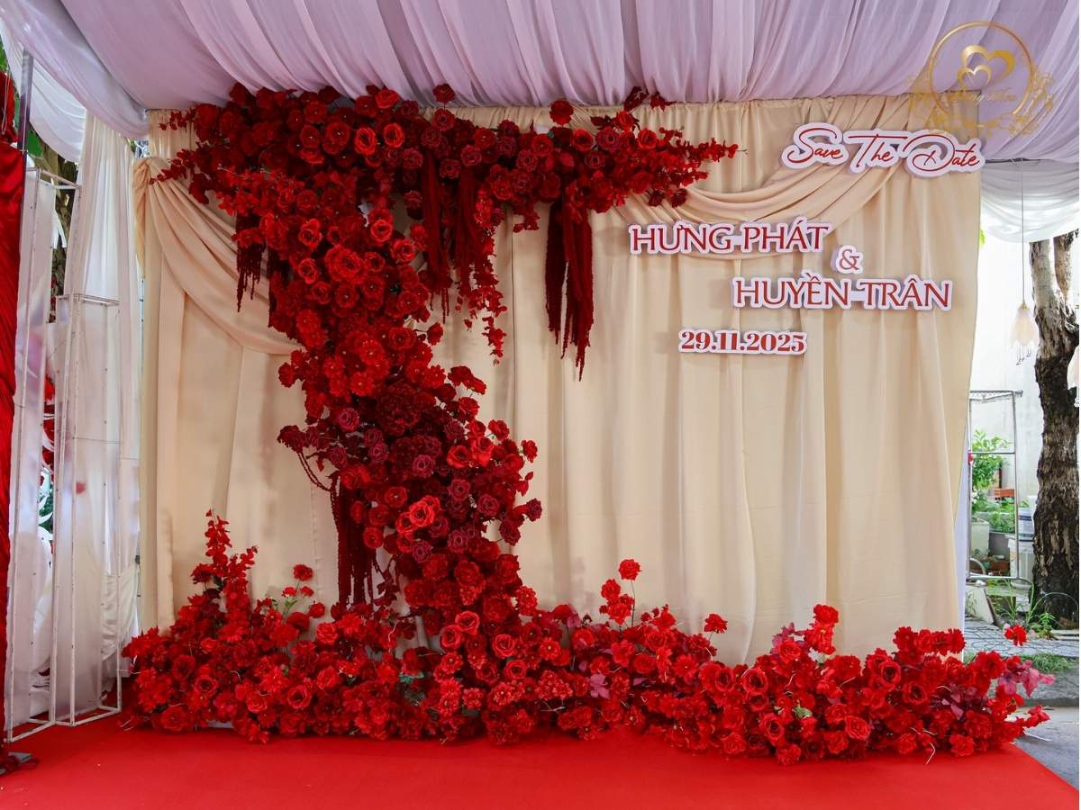 cuoi-hoi-dang-khoa-backrop-cuoi-red-luxury