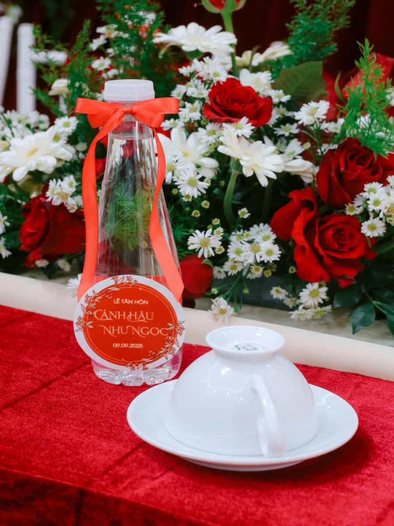 cưới hỏi đăng khoa - chai nước