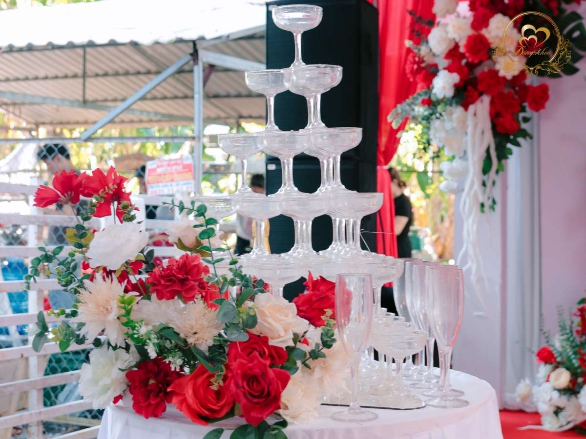 cưới hỏi đăng khoa - tháp ly kết hợp hoa đỏ