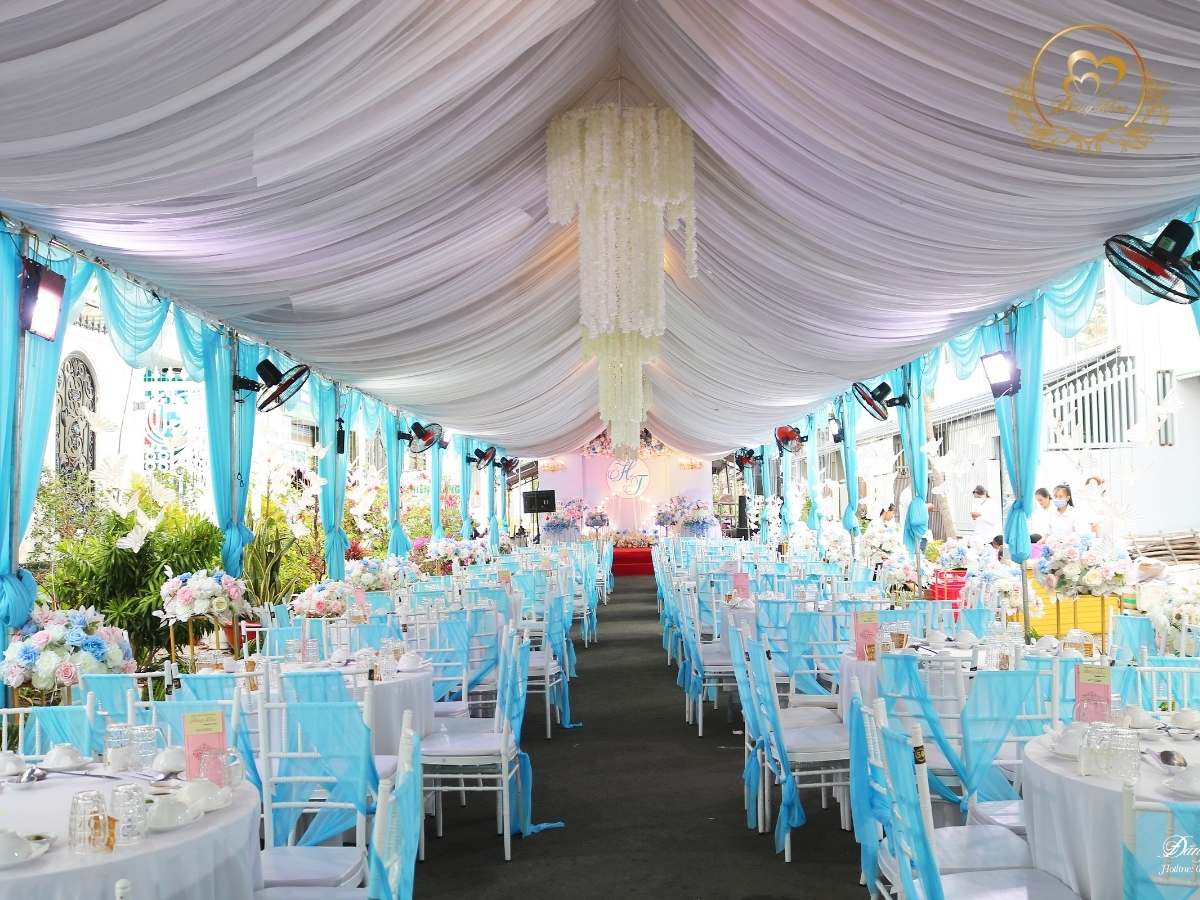 cưới hỏi đăng khoa - bàn vải trắng ghế tiffany buộc nơ xanh dương