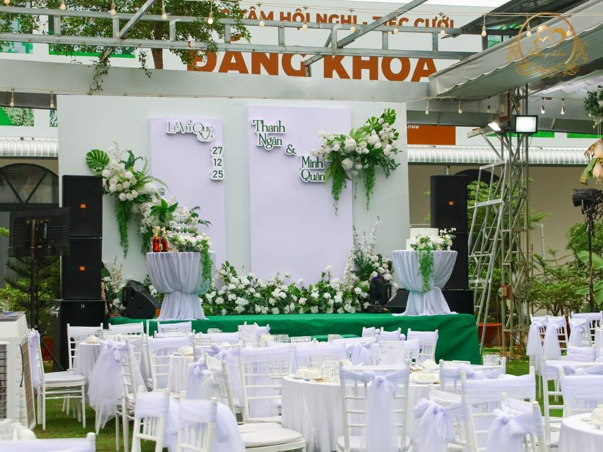 cuoi-hoi-dang-khoa-san-khau-cuoi-tone-trang-xanh