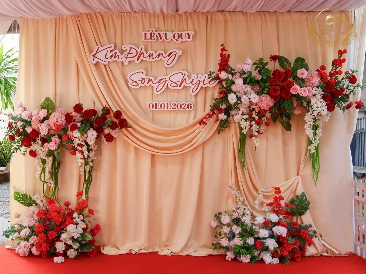 cuoi-hoi-dang-khoa-backdrop-cuoi-le-vu-quy-tone-do-hong