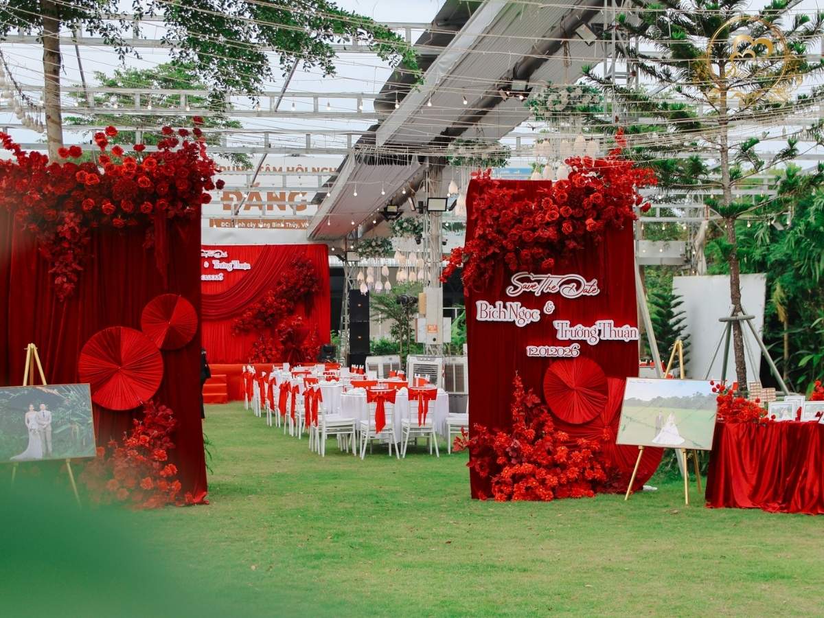 Cổng chào và backdrop tiệc cưới thiết kế vách đựng tone đỏ & quạt giấy nghệ thuật