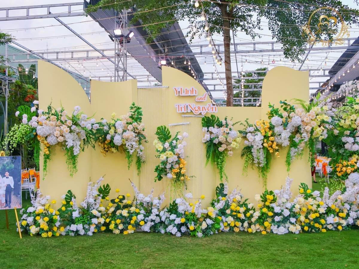 Backdrop chụp hình cưới tone vàng pastel vách uốn lượn, rèm pha lê