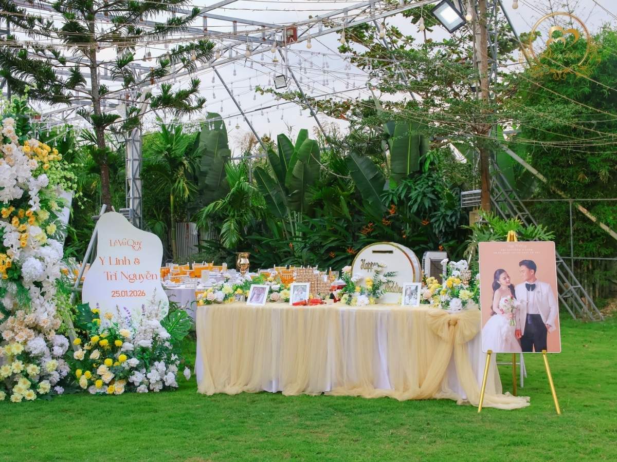 Trang trí bàn Gallery tiệc cưới ngoài trời: thùng tiền lục giác - khung ảnh kỷ niệm 