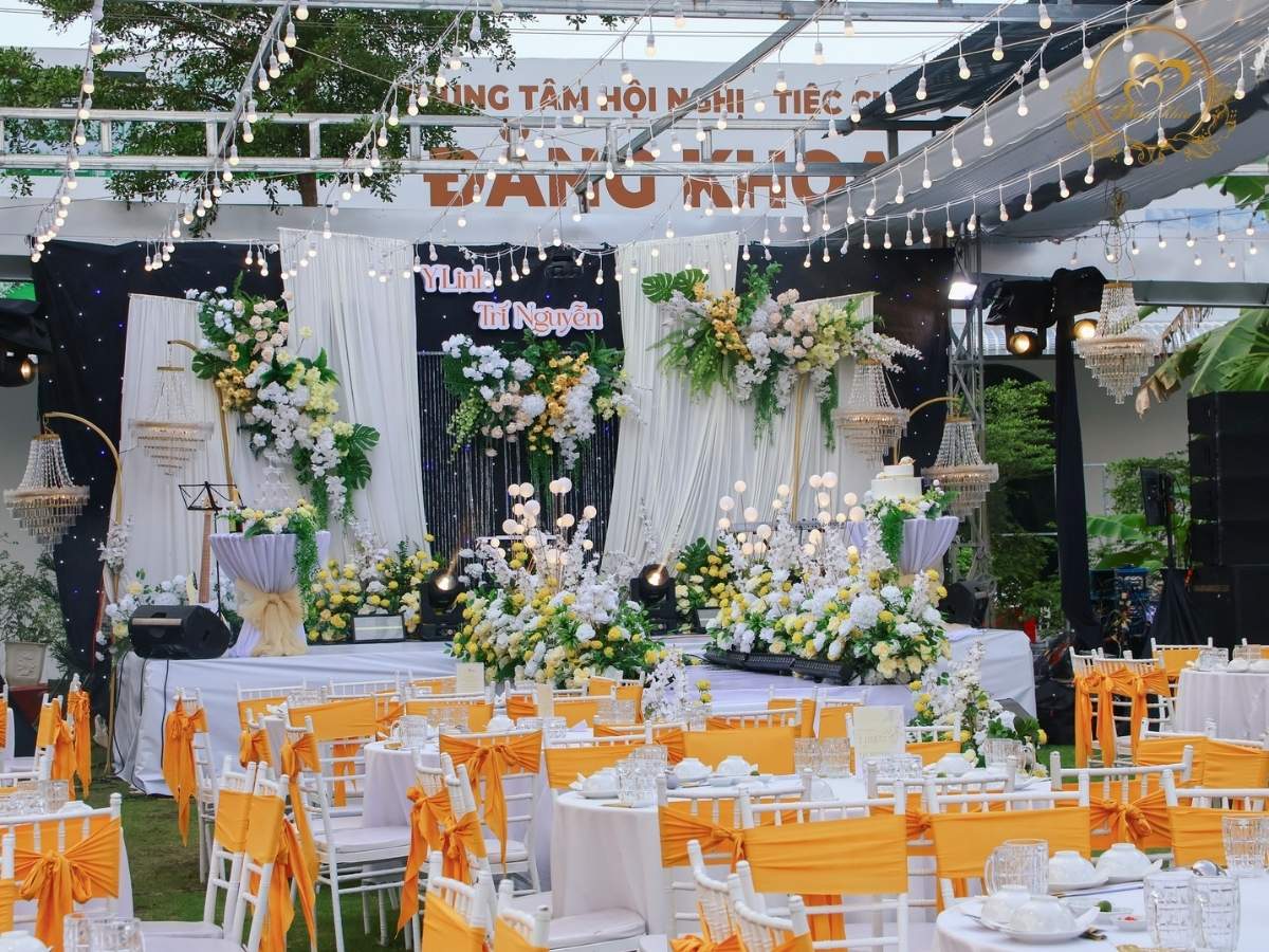 Tổng quan tiệc cưới mái che di động thoáng đãng với hệ thống ghế Tiffany nơ vàng 