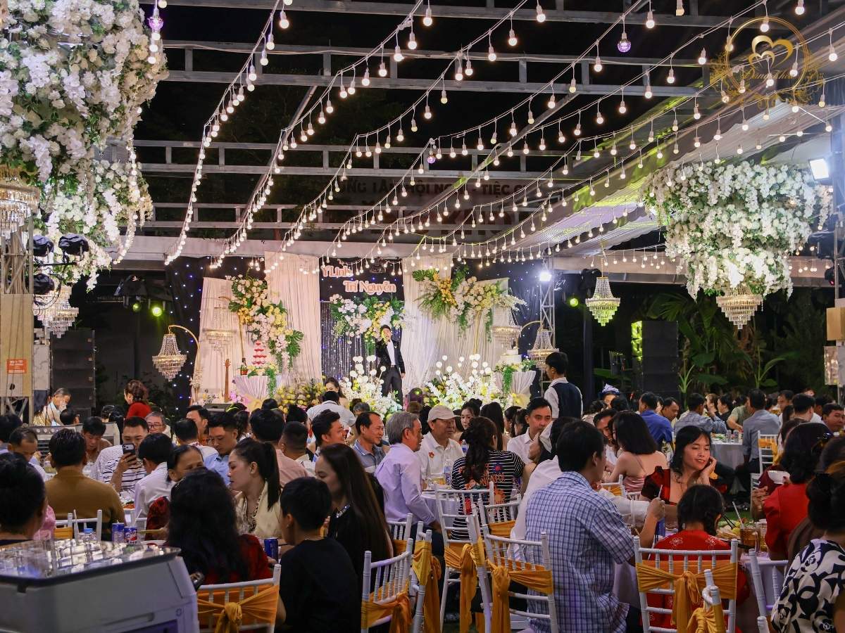 Toàn cảnh tiệc cưới ngoài trời trong đêm: hệ thống đèn dây & trần hoa lộng lẫy