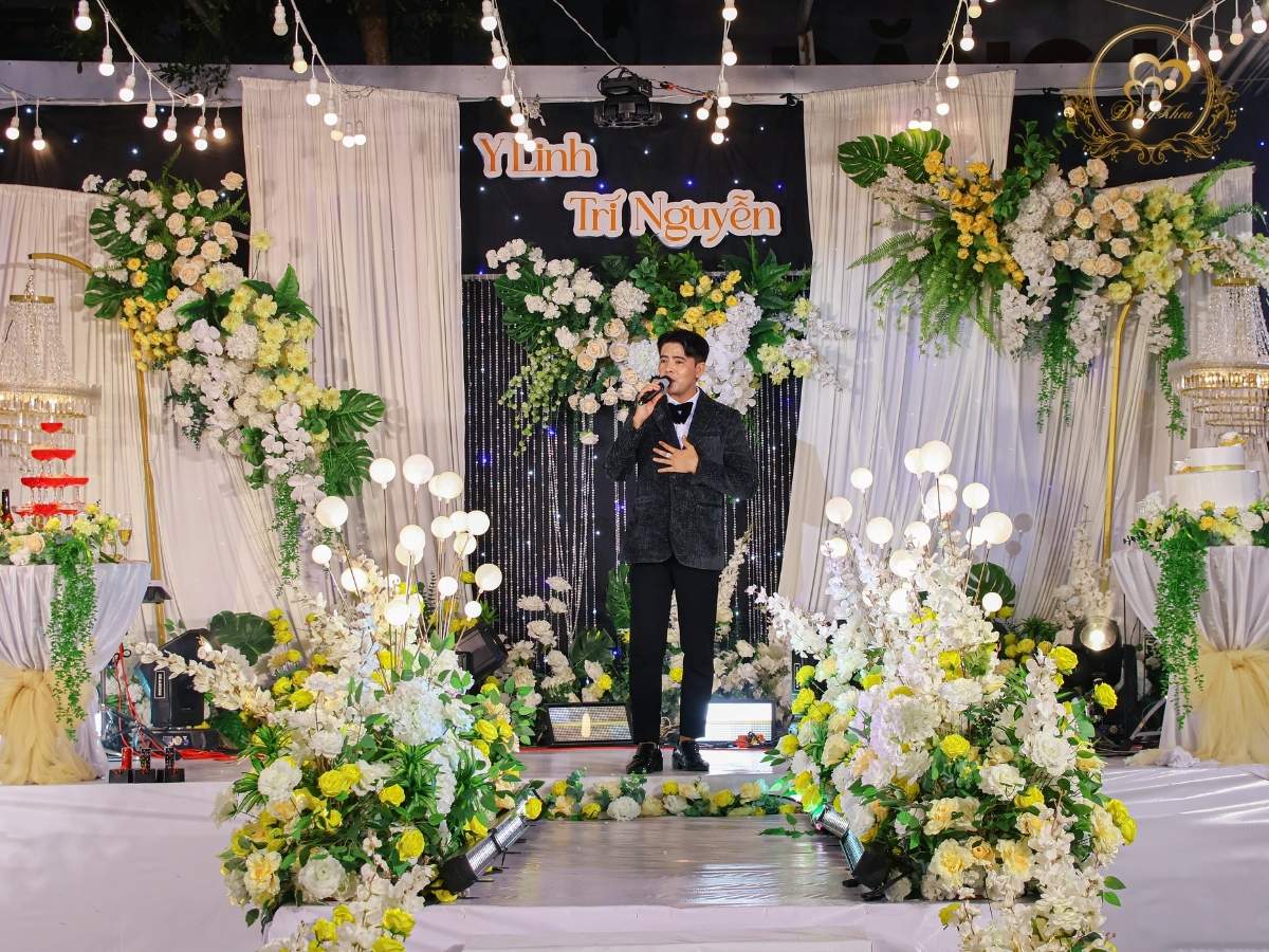 Khoảnh khắc Mc biểu diễn văn nghệ tặng cô dâu chú rể trên sân khấu 