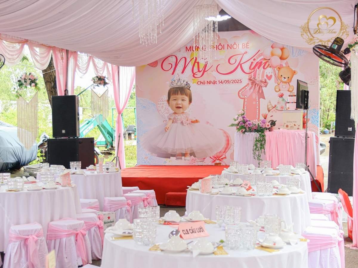 cuoihoidangkhoa-baninoxghenhuaphuvaitonehong