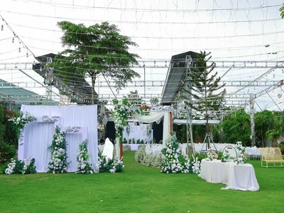 Mẫu Trang Trí Tiệc Cưới Ngoài Trời Tone Trắng & Xanh Hot Trend 2025