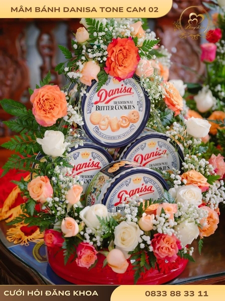Mâm bánh danisa & hoa tươi tone cam 02