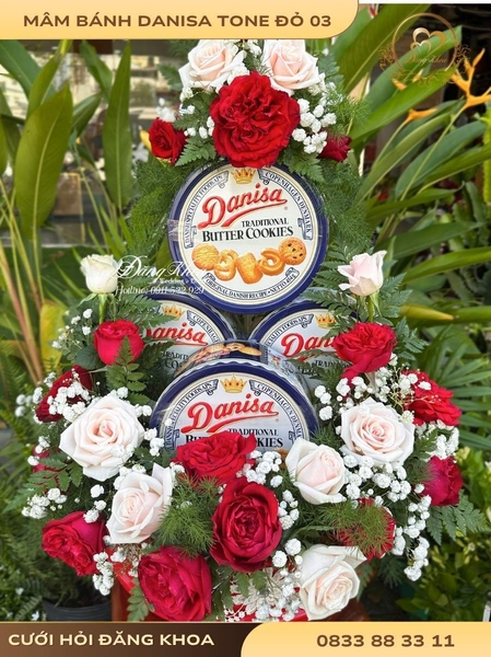 Mâm bánh danisa & hoa tươi tone đỏ 03