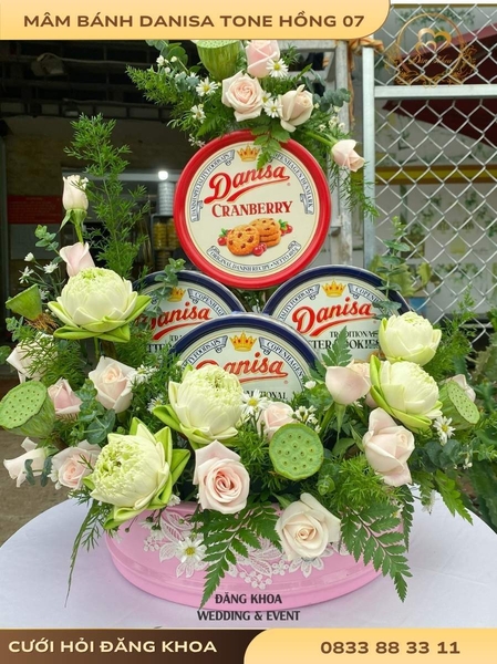 Mâm bánh danisa & hoa tươi tone hồng 07