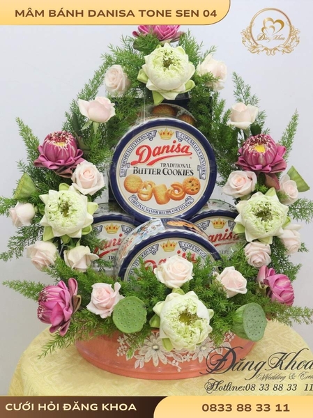 Mâm bánh danisa & hoa tươi tone sen 04