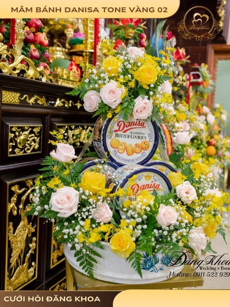 Mâm bánh danisa & hoa tươi tone vàng 02