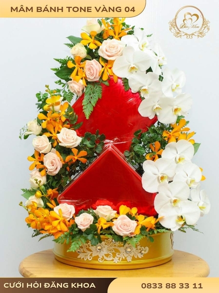 Mâm bánh & hoa tươi tone vàng 04