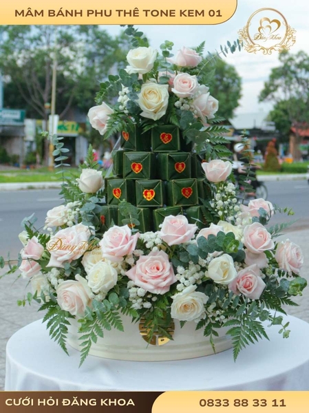 Mâm bánh phu thê & hoa tươi tone kem 01