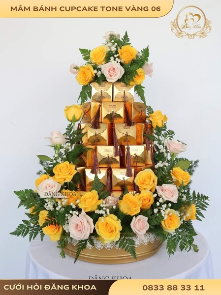 Mâm bánh phu thê & hoa tươi tone vàng 06