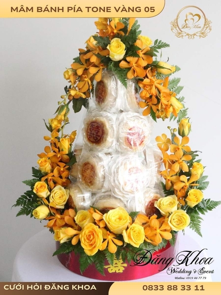 Mâm bánh pía & hoa tươi tone vàng 05