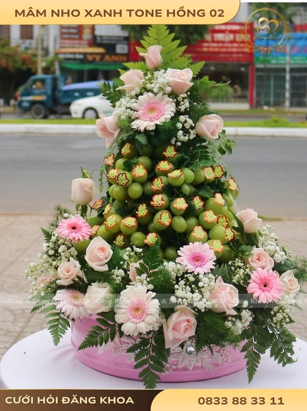 Mâm nho xanh & hoa tươi tone hồng 02