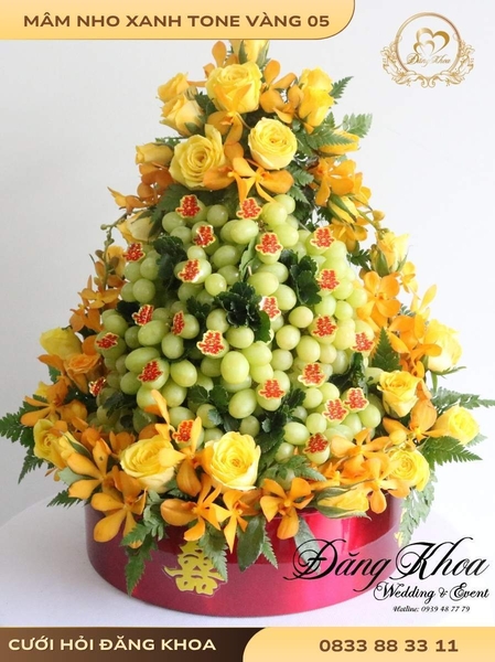 Mâm nho xanh & hoa tươi tone vàng 05