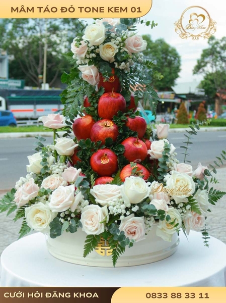 Mâm táo đỏ & hoa tươi tone kem 01