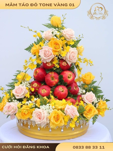 Mâm táo đỏ & hoa tươi tone vàng 01