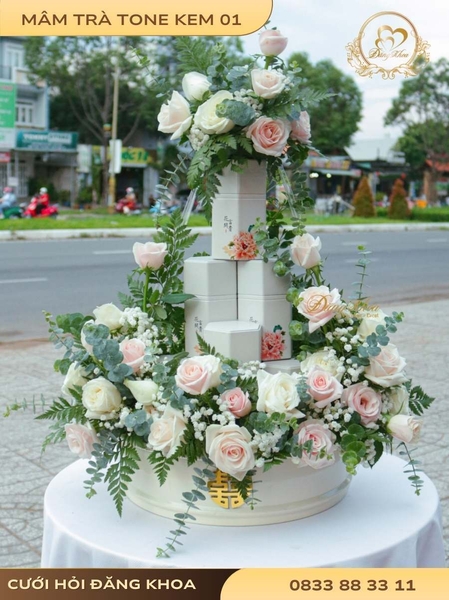 Mâm trà & hoa tươi tone kem 01