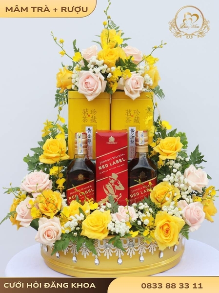 Mâm trà rượu & hoa tươi tone vàng 01