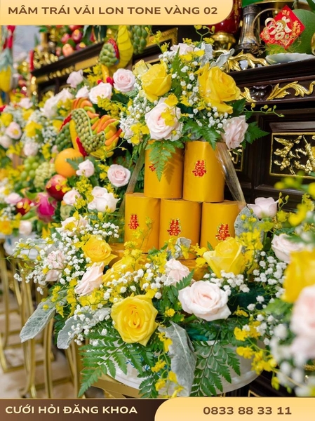 Mâm trái vải lon & hoa tươi tone vàng 02