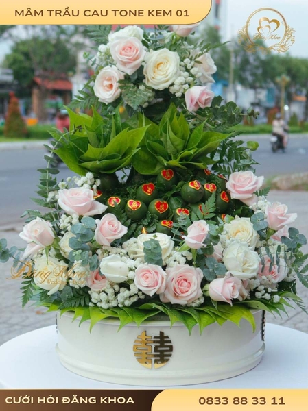 Mâm trầu cau & hoa tươi tone kem 01