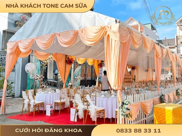 Nhà khách tone cam sữa