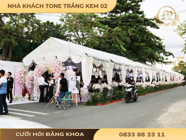 Nhà khách tone trắng kem 02