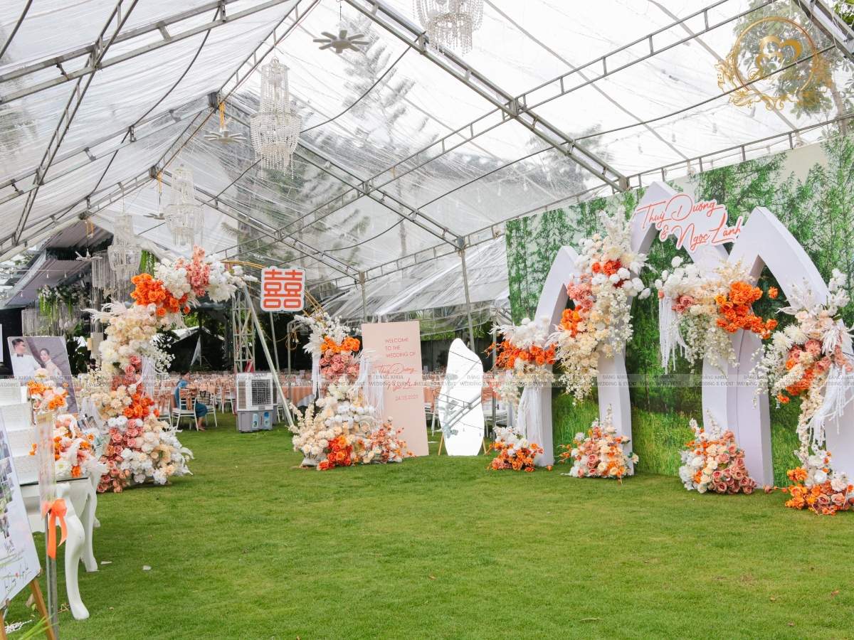 Không gian tiệc cưới ngoài trời phong cách Modern garden tone trắng cam.
