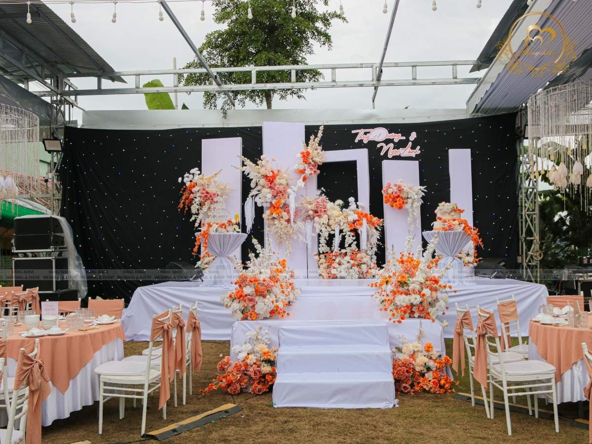 Toàn cảnh không gian sân khấu ngoài trời tone trắng cam.