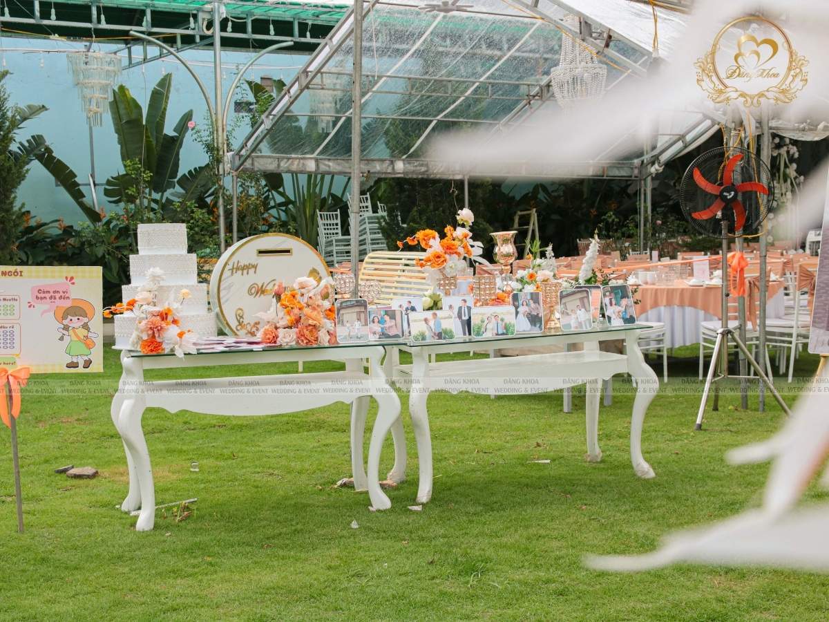 Bàn Gallery tiệc cưới phong cách sang trọng với bàn gương và chân nến vàng đồng.