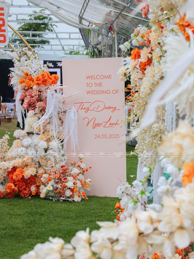 Bảng Welcome đón khách thiết kế hiện đại tone cam đào kết hoa nghệ thuật.