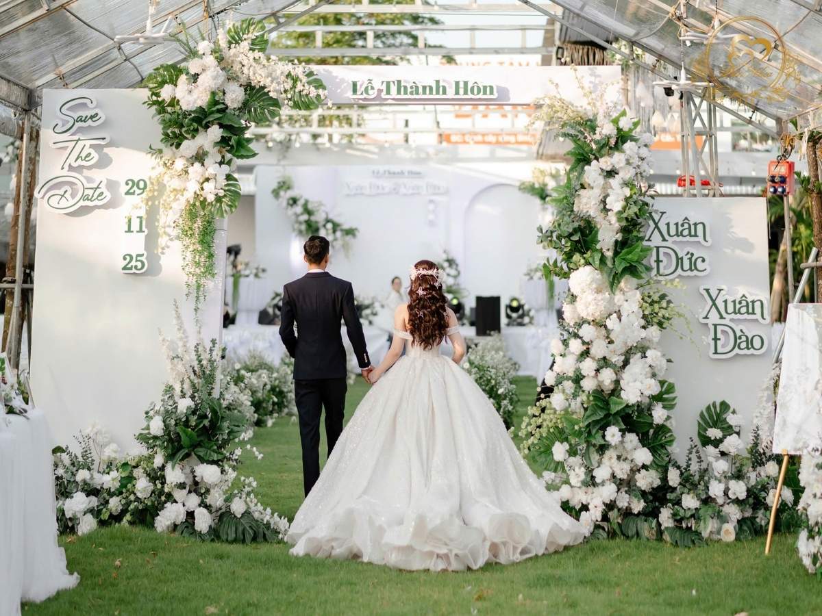 Cổng hoa cưới thiết kế hiện đại tone trắng xanh.