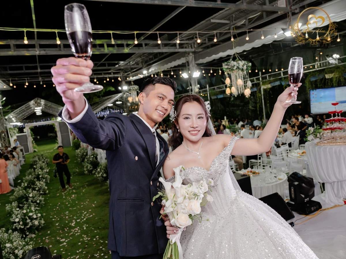 Cô dâu chú rể nâng ly rượu vang chúc mừng hạnh phúc cùng khách mời.