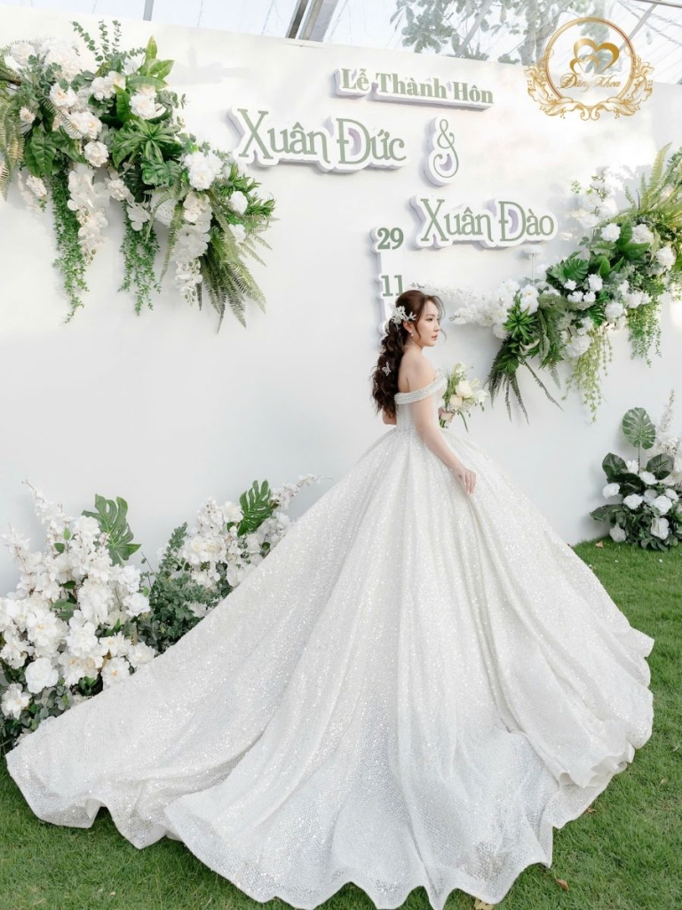 Hình ảnh cô dâu nổi bật với chiếc váy cưới tùng xòe đính kết cầu kỳ. 
