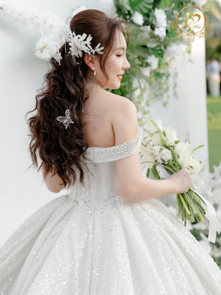 Cận cảnh trang điểm cô dâu: phụ kiện tóc hình bướm và hoa cầm tay Rum trắng.