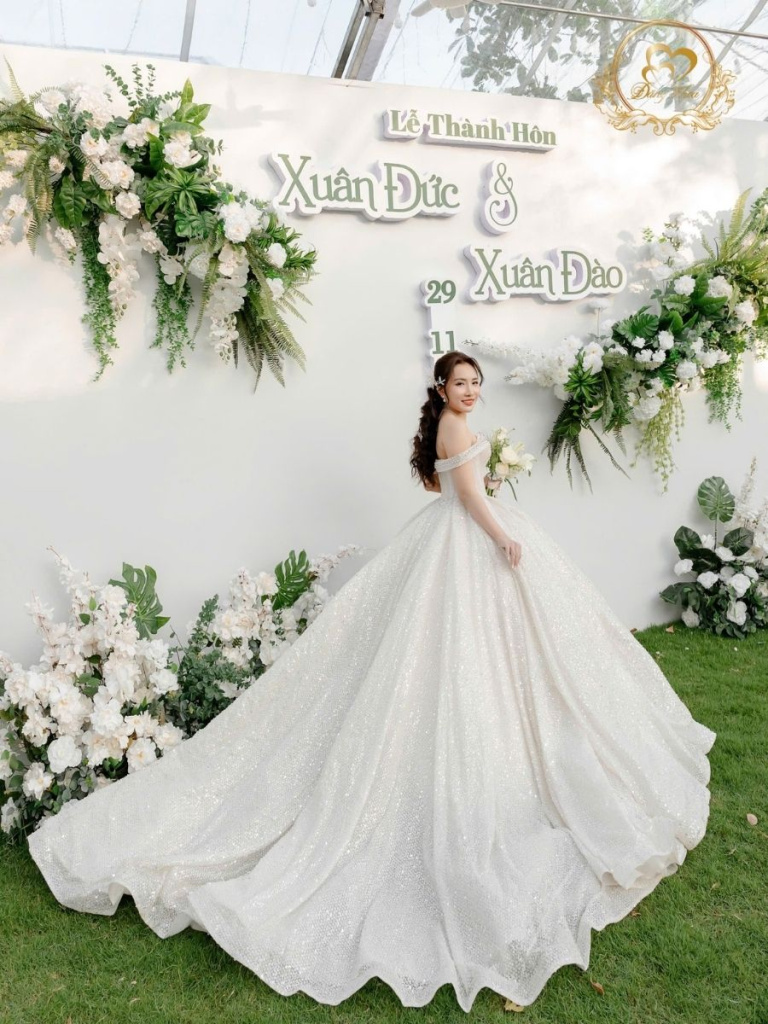 Cô dâu Xuân Đào kheo sắc với váy cưới công chúa lộng lẫy trong ngày Thành Hôn.