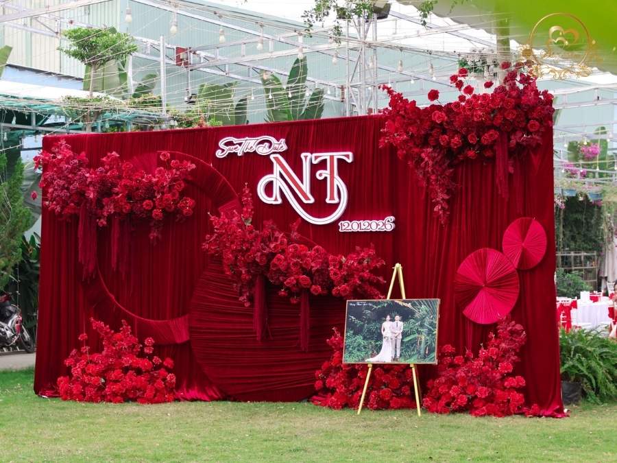 Toàn cảnh backdrop Save The Date tone đỏ nhung & chữ Monogram NT