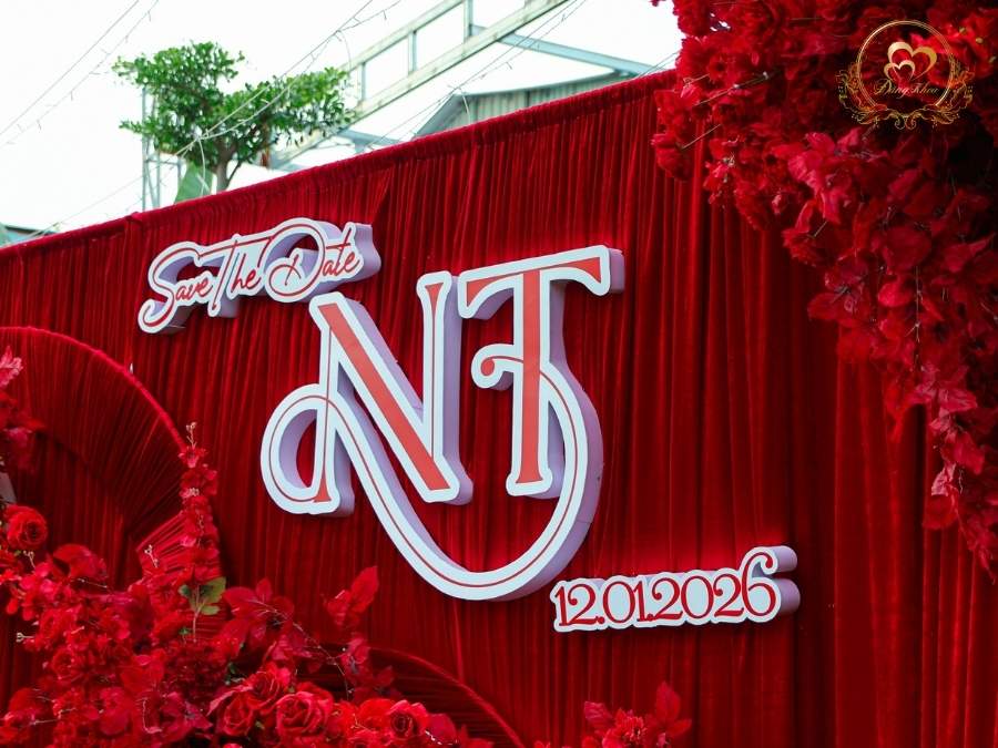 Chi tiết chữ Typography NT 3D viền trắng trên nền nhung đỏ.