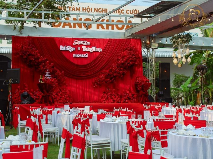 Góc chụp bao quát thể hiện quy mô của buổi tiệc với hệ thống nhà rạp không gian trần trang trí đèn và tone màu đỏ trắng chủ đạo