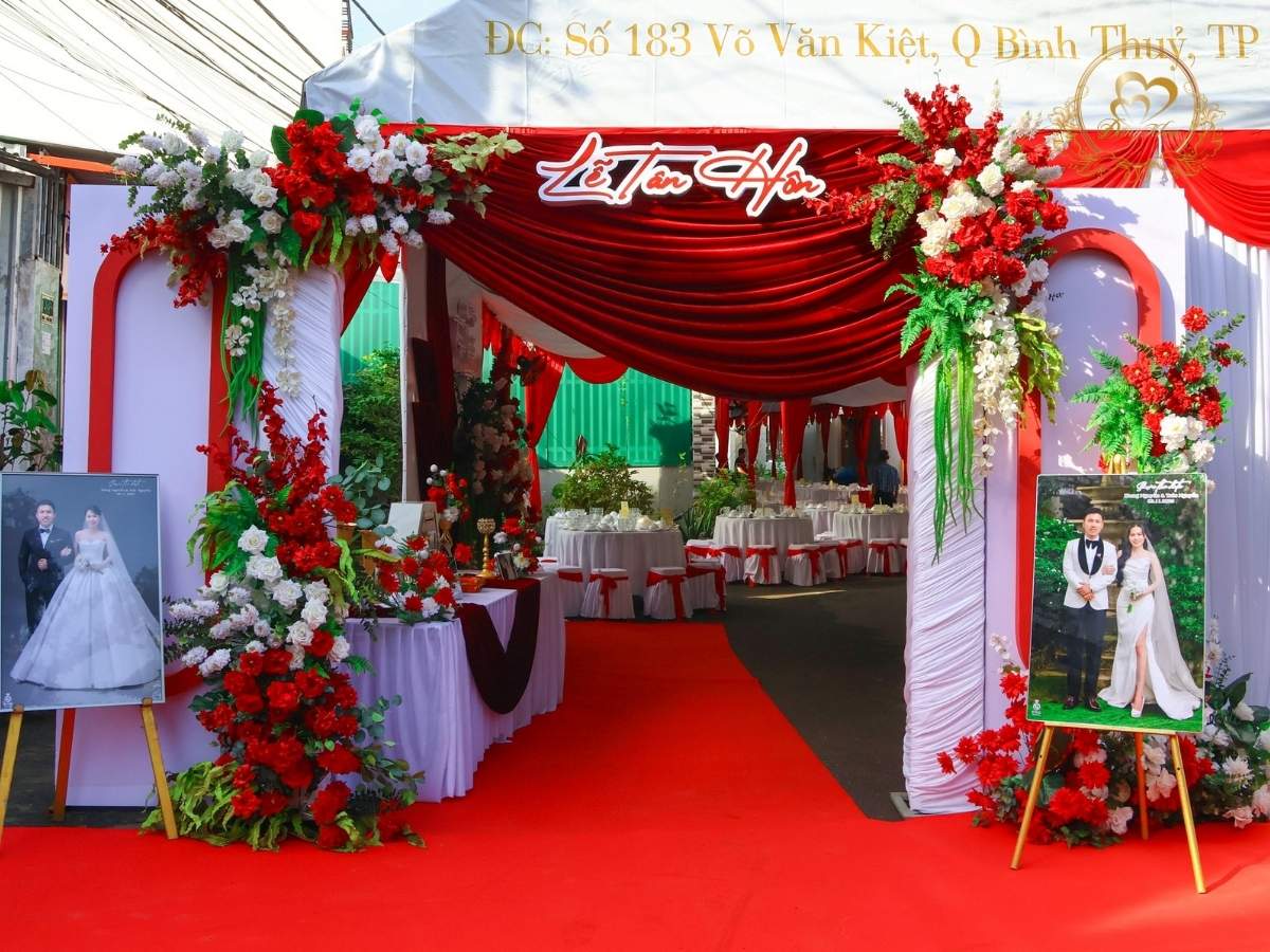 Cổng rạp cưới tone đỏ truyền thống rèm lụa võng hoành tráng.