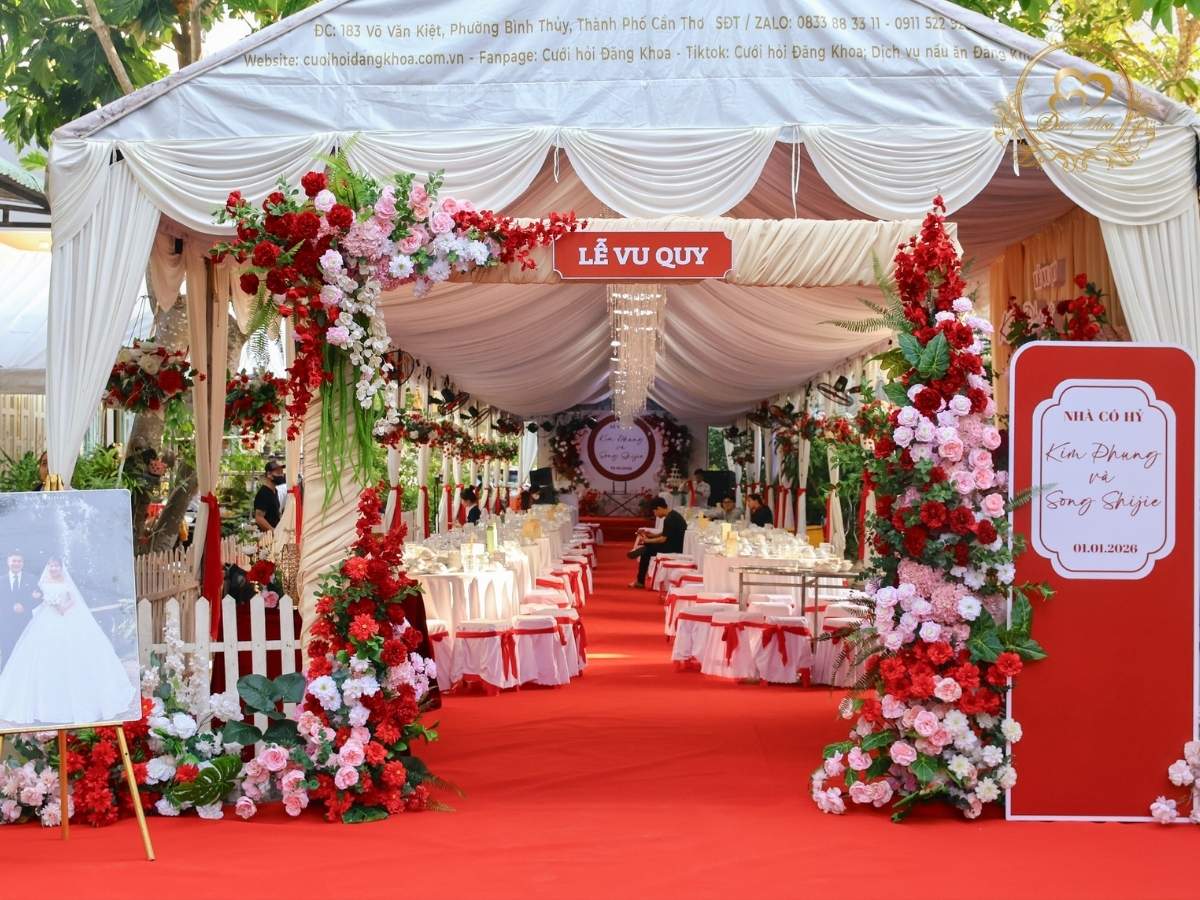 Top 50 mẫu cổng hoa cưới tone đỏ 04